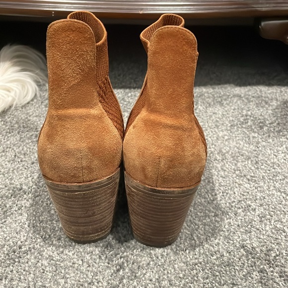 Cole Haan Cognac suede booties w/ Pointed Toe. Very gently used. Water resistant - Picture 4 of 8